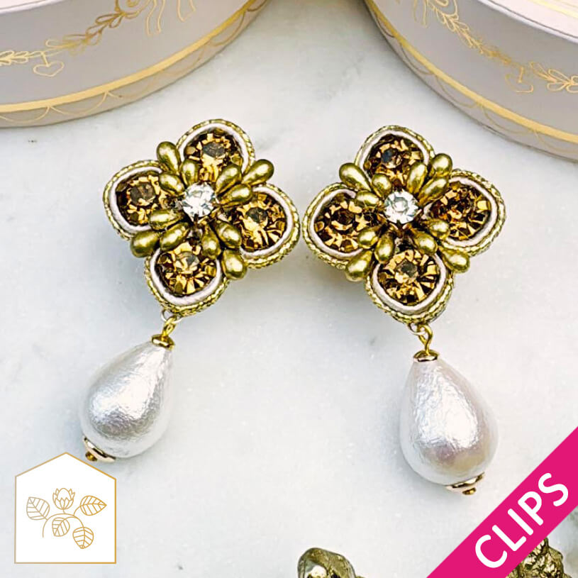 Blüten-Soutache-Ohrclips in Gold und Champagner mit Baumwolltropfen