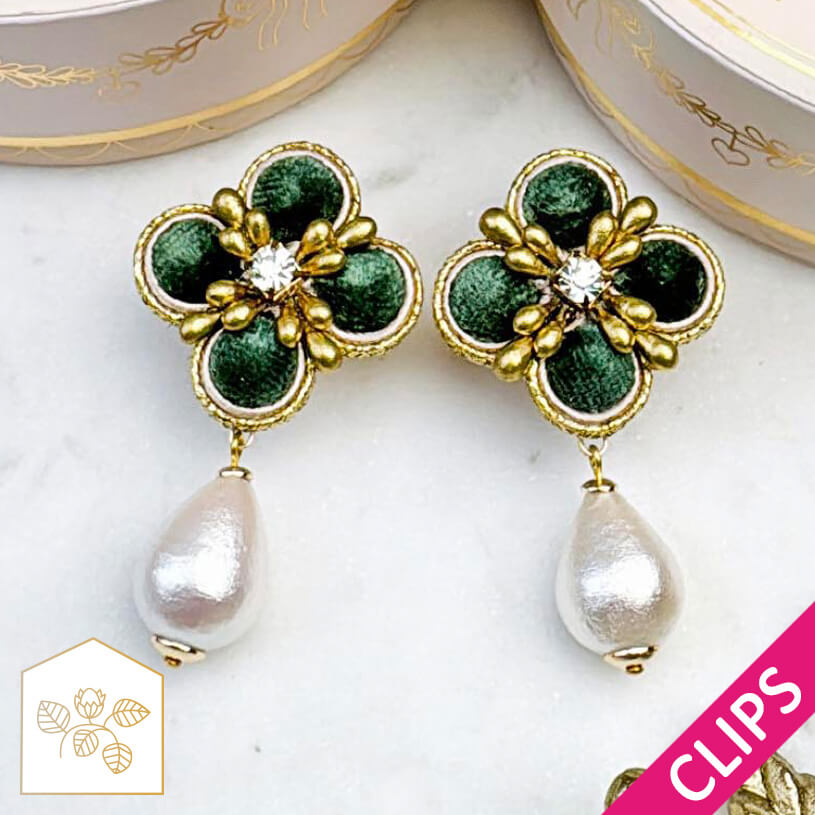 Samt-Blüten-Soutache-Ohrclips in Grün und Gold mit Baumwolltropfen