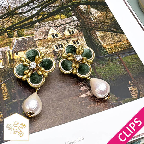 Samt-Blüten-Soutache-Ohrclips in Grün und Gold mit Baumwolltropfen
