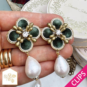 Samt-Blüten-Soutache-Ohrclips in Grün und Gold mit Baumwolltropfen