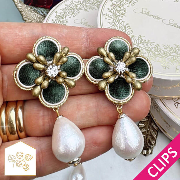 Samt-Blüten-Soutache-Ohrclips in Grün und Gold mit Baumwolltropfen