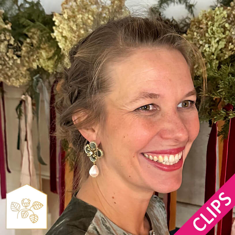 Samt-Blüten-Soutache-Ohrclips in Grün und Gold mit Baumwolltropfen