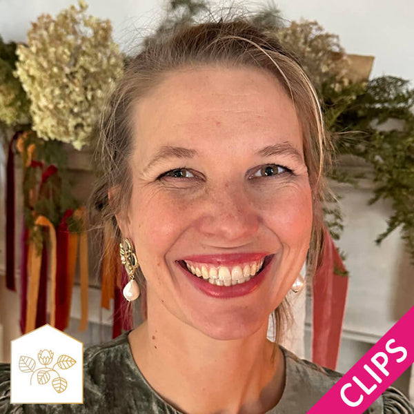 Samt-Blüten-Soutache-Ohrclips in Grün und Gold mit Baumwolltropfen