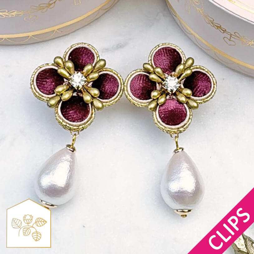 Samt-Blüten-Soutache-Ohrclips in Rot und Gold mit Baumwolltropfen