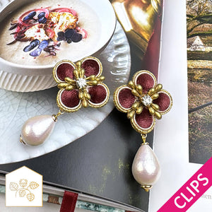 Samt-Blüten-Soutache-Ohrclips in Rot und Gold mit Baumwolltropfen