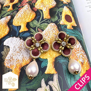 Samt-Blüten-Soutache-Ohrclips in Rot und Gold mit Baumwolltropfen