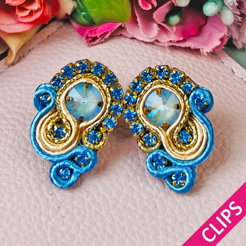 Kleine Soutache-Ohrclips in Blautönen und Gold