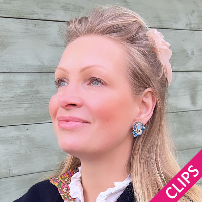 Kleine Soutache-Ohrclips in Blautönen und Gold