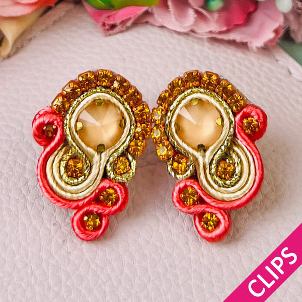 Kleine Soutache-Ohrclips in Gold und koralligem Pink