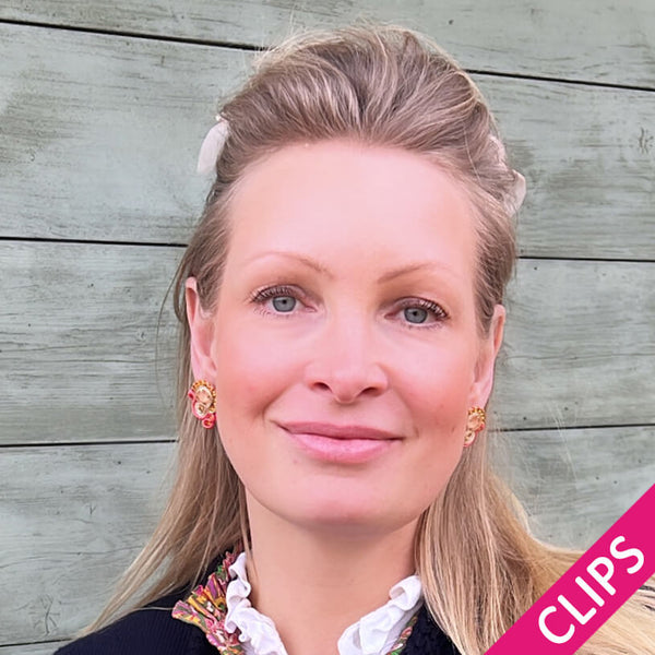 Kleine Soutache-Ohrclips in Gold und koralligem Pink