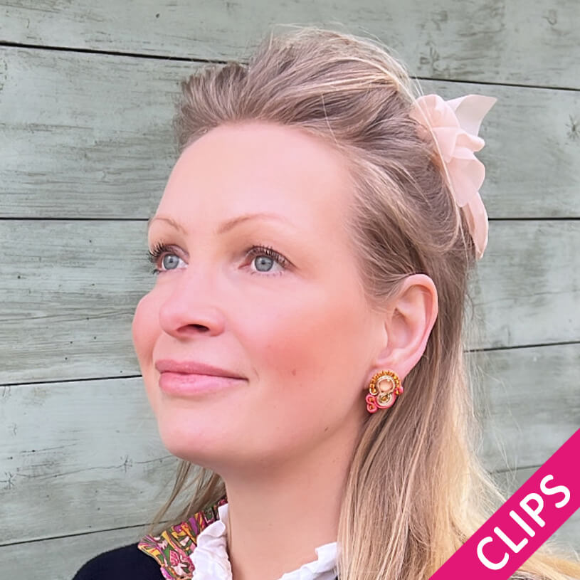 Kleine Soutache-Ohrclips in Gold und koralligem Pink