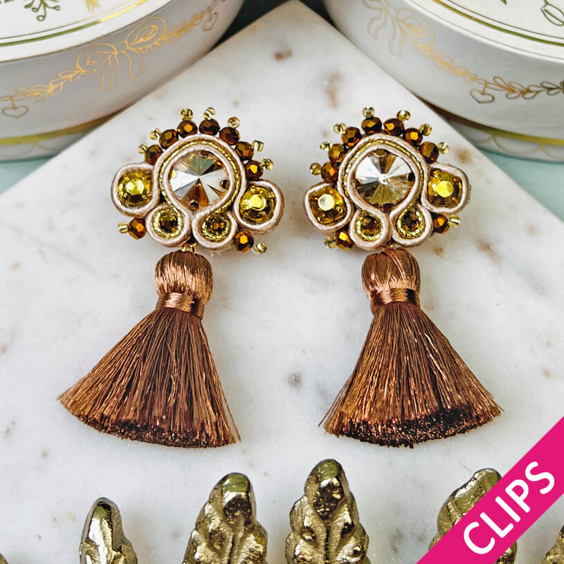 Soutache-Ohrclips in Champagner und Gold mit brauner Quaste