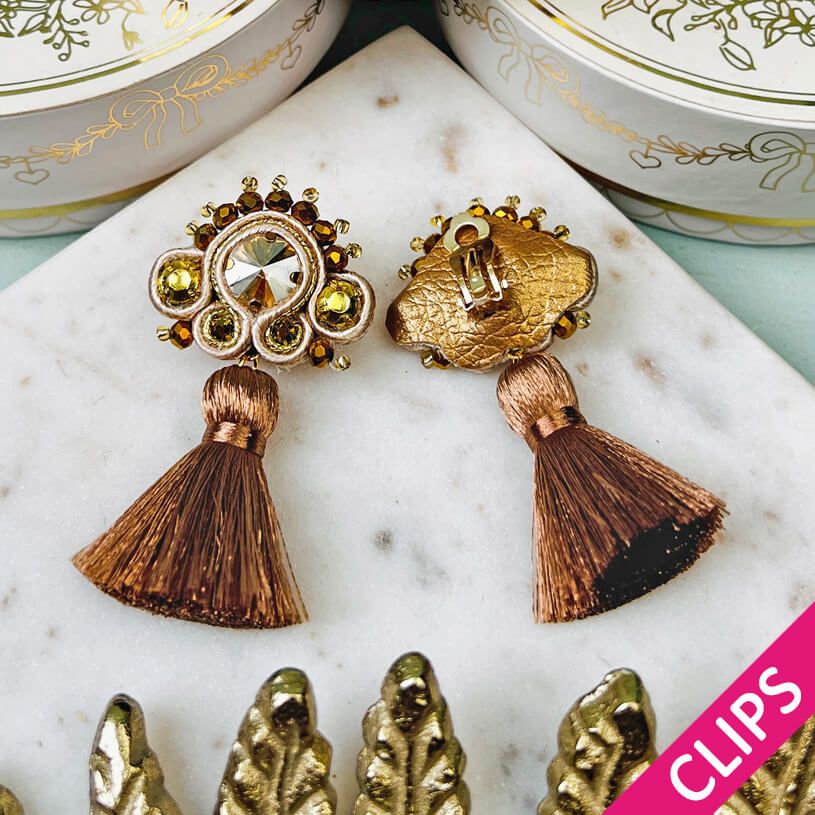 Soutache-Ohrclips in Champagner und Gold mit brauner Quaste