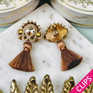 Soutache-Ohrclips in Champagner und Gold mit brauner Quaste