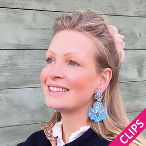 Außergewöhnliche Soutache-Ohrclips in Blautönen und Gold
