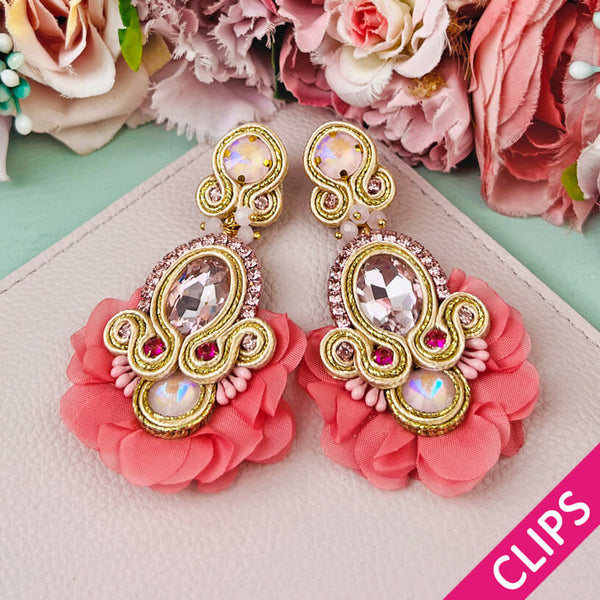 Außergewöhnliche Soutache-Ohrclips in zarten Rosatönen
