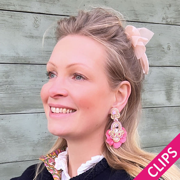 Außergewöhnliche Soutache-Ohrclips in zarten Rosatönen