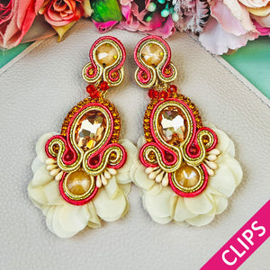 Außergewöhnliche Soutache-Ohrclips in Gold, Creme und koralligem Orange