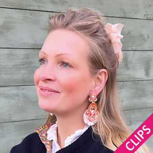 Außergewöhnliche Soutache-Ohrclips in Gold, Creme und koralligem Orange
