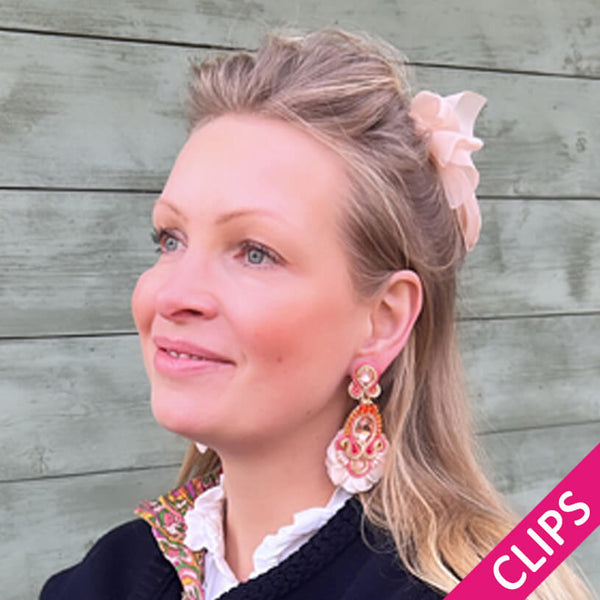 Außergewöhnliche Soutache-Ohrclips in Gold, Creme und koralligem Orange