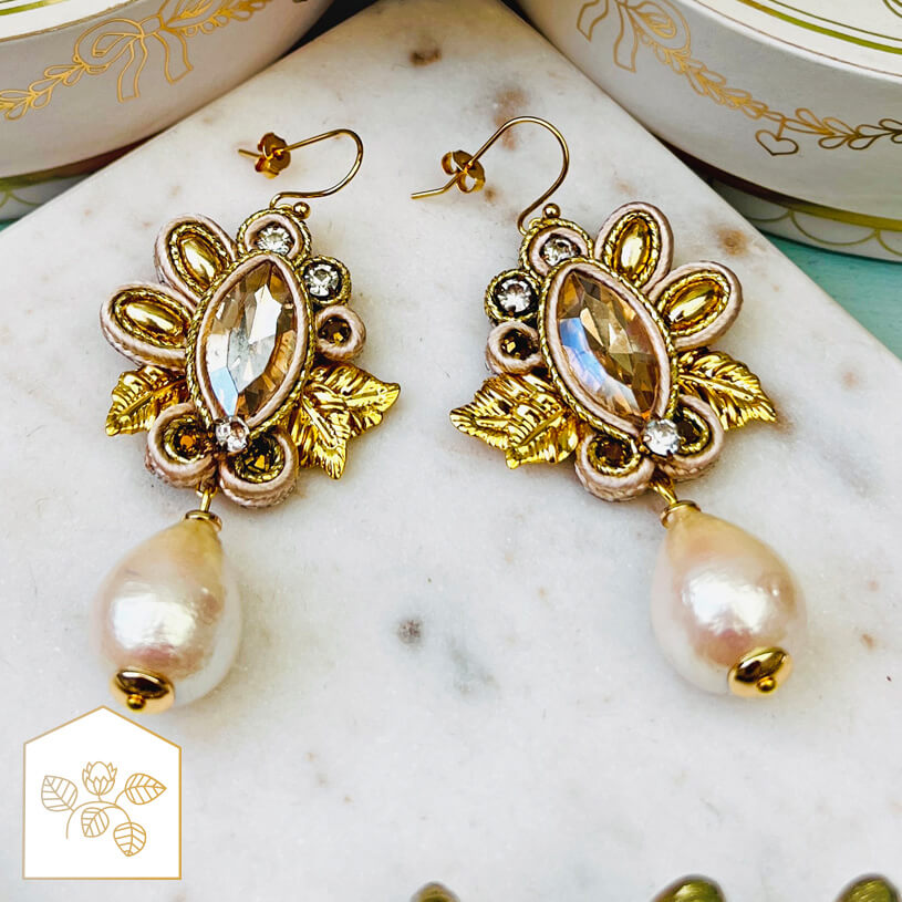 Raffinierte Soutache-Ohrhänger in Gold und Champagner mit Baumwolltropfen