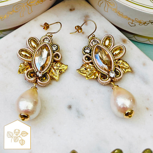 Raffinierte Soutache-Ohrhänger in Gold und Champagner mit Baumwolltropfen