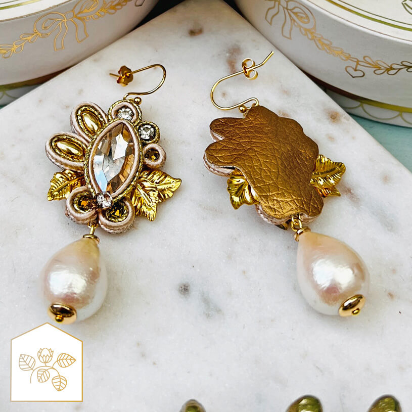 Raffinierte Soutache-Ohrhänger in Gold und Champagner mit Baumwolltropfen