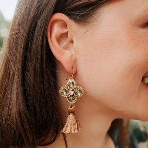 Blüten-Soutache-Ohrhänger in Gold und Champagner mit brauner Quaste