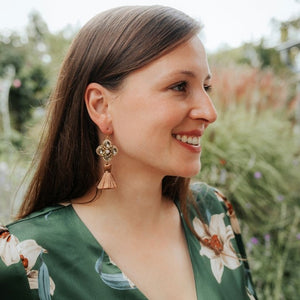 Blüten-Soutache-Ohrhänger in Gold und Champagner mit brauner Quaste