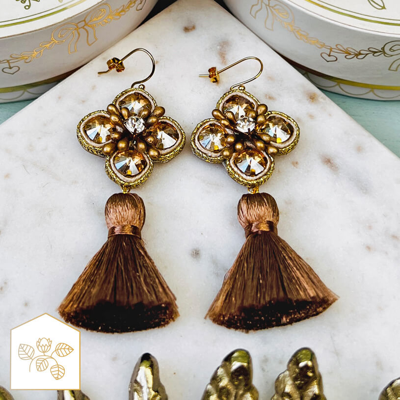 Blüten-Soutache-Ohrhänger in Gold und Champagner mit brauner Quaste