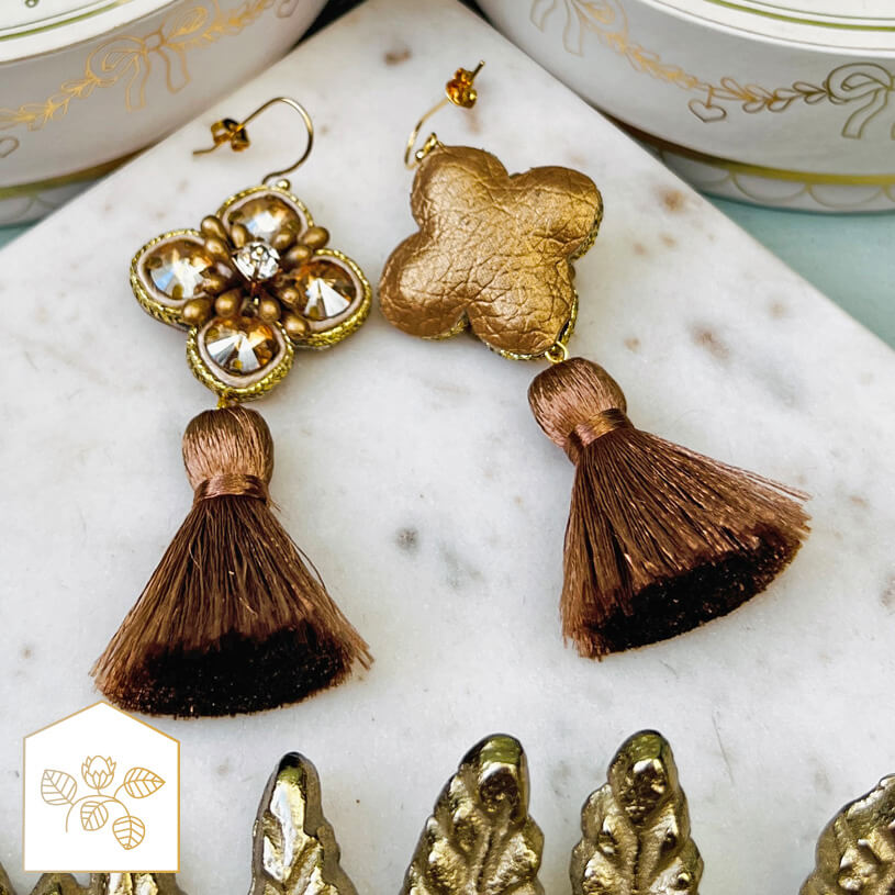 Blüten-Soutache-Ohrhänger in Gold und Champagner mit brauner Quaste