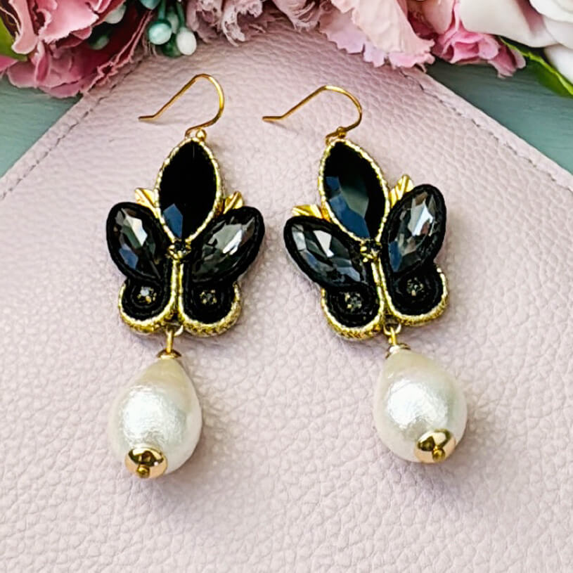 Schöne Soutache-Ohrhänger in Schwarz und Gold mit Baumwolltropfen