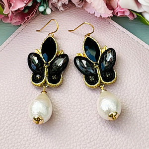 Schöne Soutache-Ohrhänger in Schwarz und Gold mit Baumwolltropfen