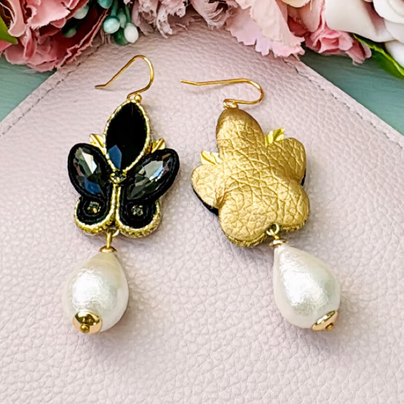 Schöne Soutache-Ohrhänger in Schwarz und Gold mit Baumwolltropfen