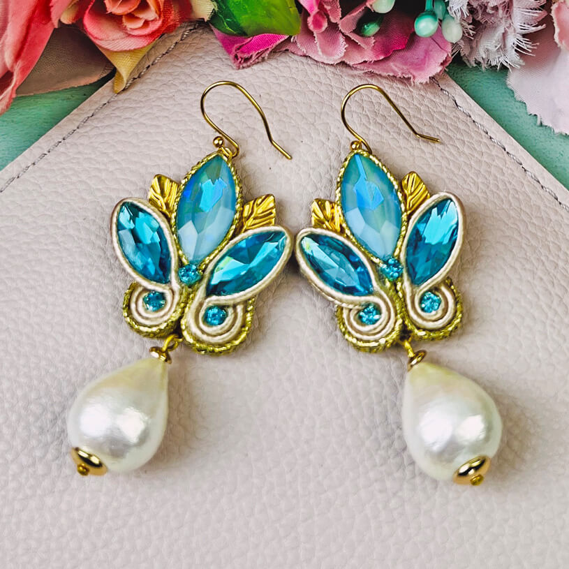 Schöne Soutache-Ohrhänger in Blautönen und Gold mit Baumwolltropfen