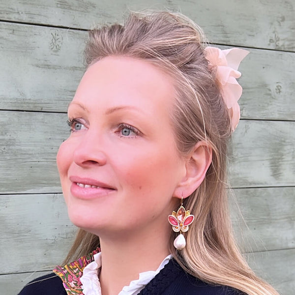 Schöne Soutache-Ohrhänger in Gold und koralligem Pink mit Baumwolltropfen
