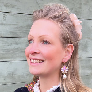 Schöne Soutache-Ohrhänger in Flieder und Gold mit Baumwolltropfen