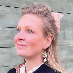 Schöne Soutache-Ohrhänger in Rosa und Grün mit Baumwolltropfen