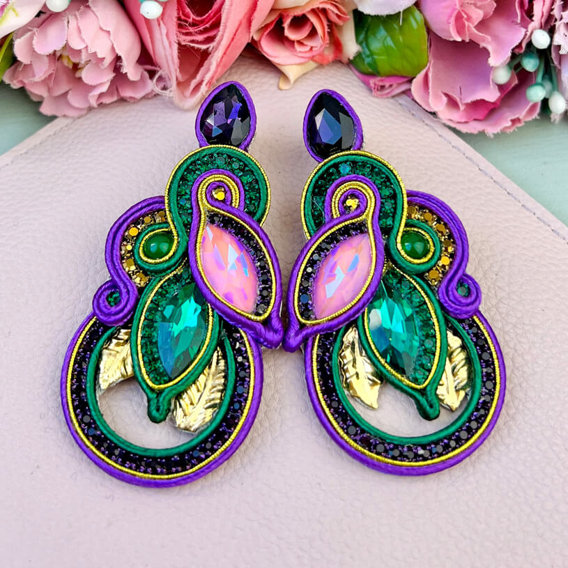 Individuelle Soutache-Ohrringe in Violett und Grün
