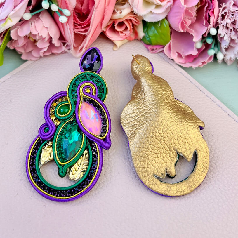 Individuelle Soutache-Ohrringe in Violett und Grün