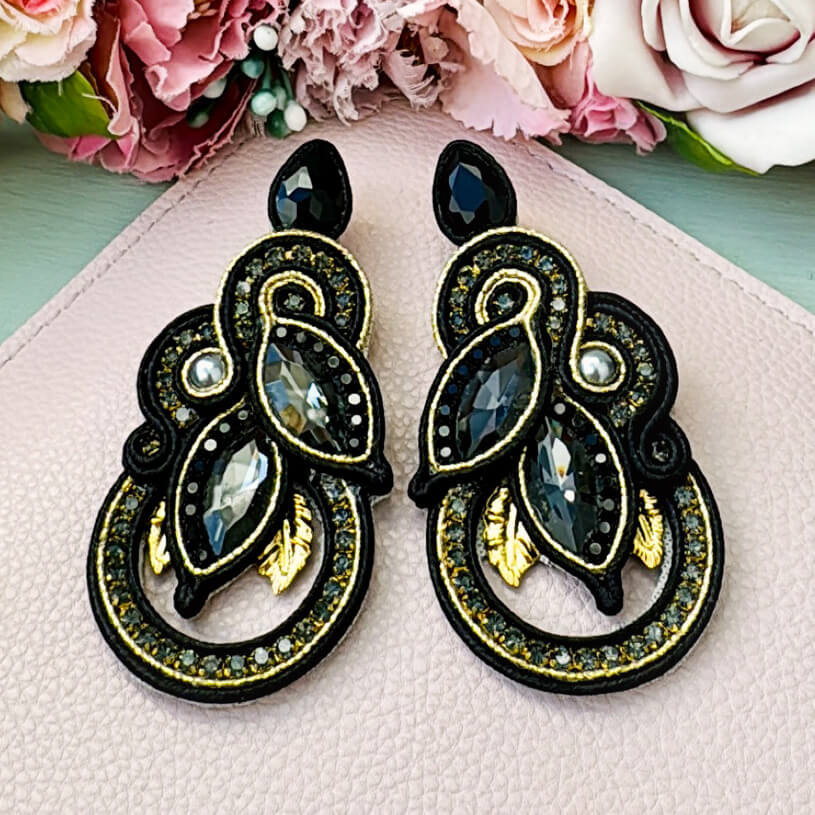 Individuelle Soutache-Ohrringe in Schwarz und Gold
