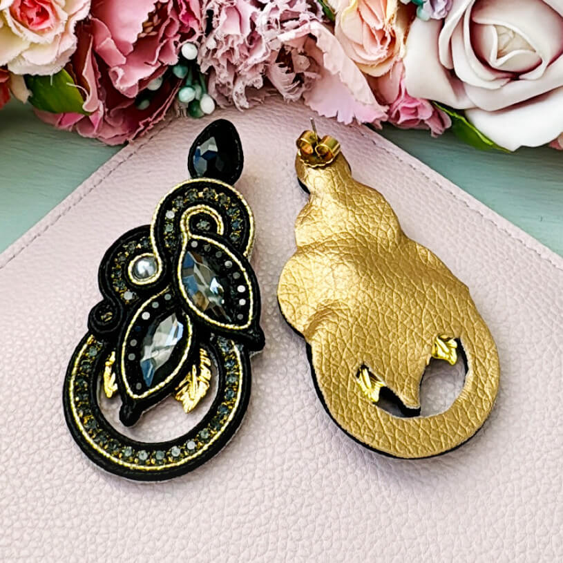 Individuelle Soutache-Ohrringe in Schwarz und Gold