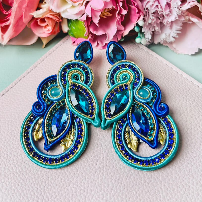 Individuelle Soutache-Ohrringe in Blautönen