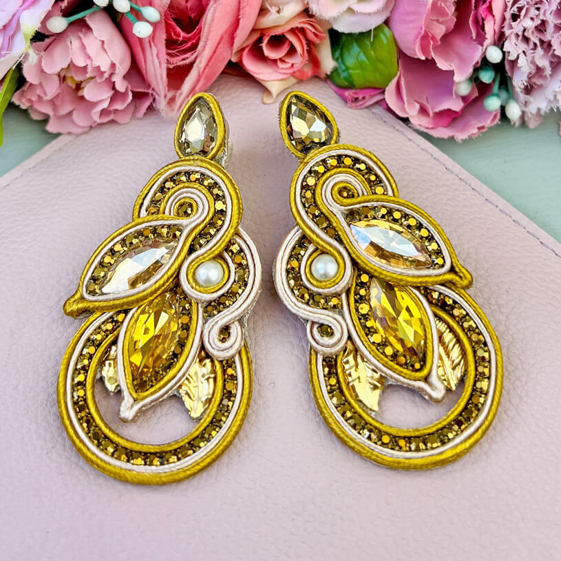 Individuelle Soutache-Ohrringe in Gold