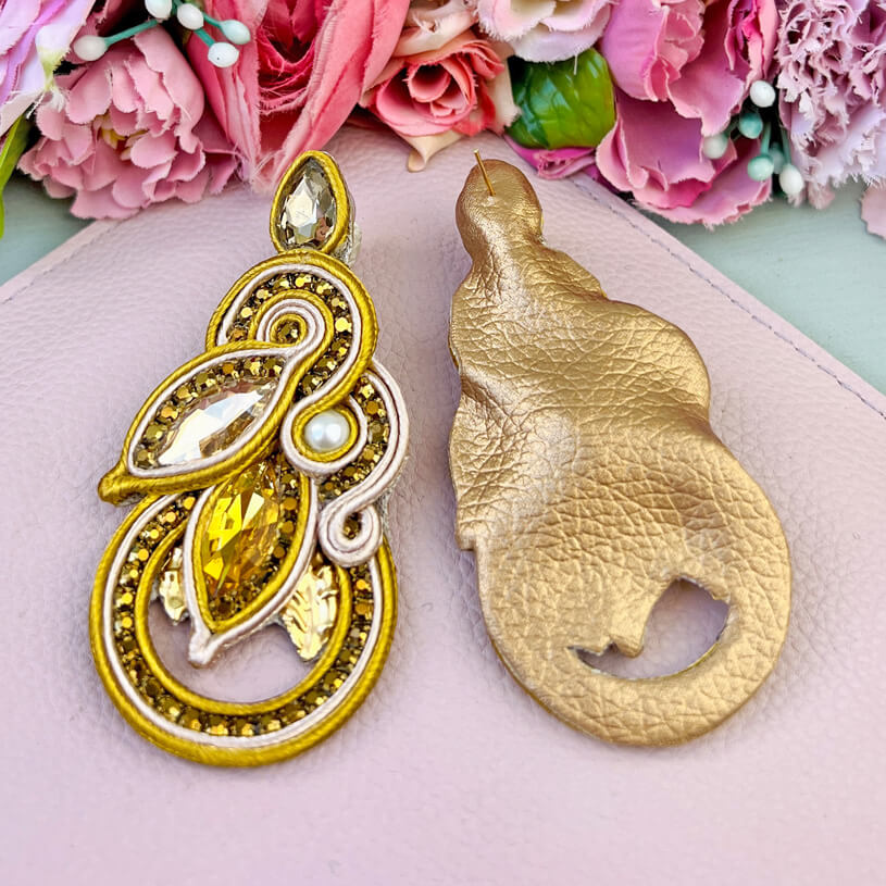 Individuelle Soutache-Ohrringe in Gold