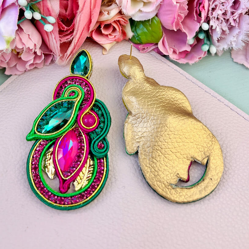 Individuelle Soutache-Ohrringe in Pink und Grün