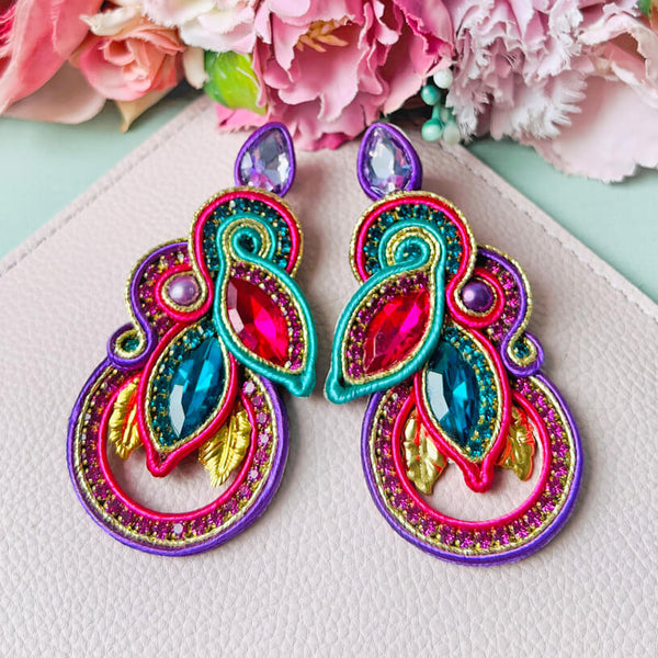 Individuelle Soutache-Ohrringe in bunten Farben