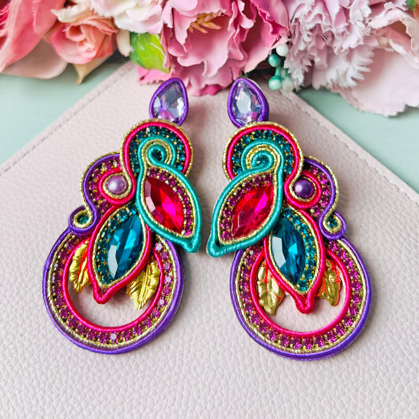Individuelle Soutache-Ohrringe in bunten Farben