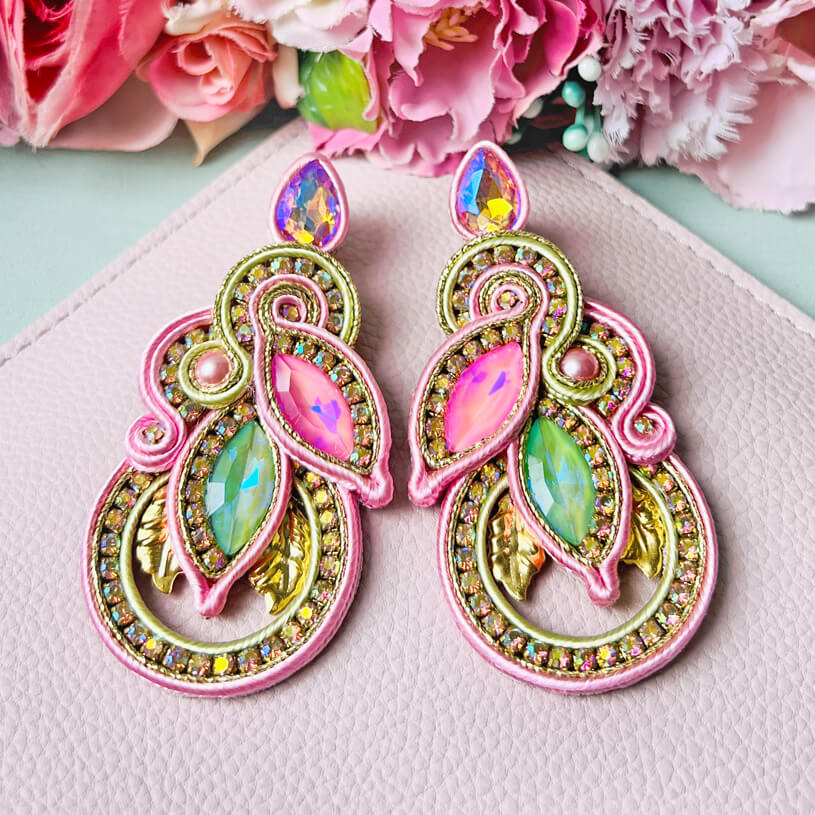 Individuelle Soutache-Ohrringe in zartem Rosa
