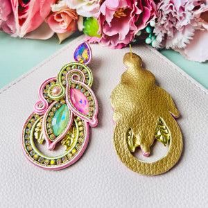 Individuelle Soutache-Ohrringe in zartem Rosa